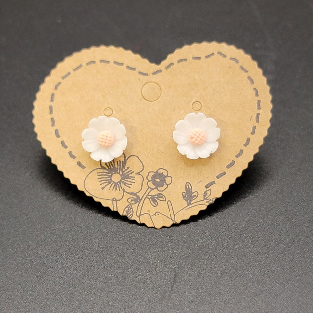 Small White Daisy‎ Flower Stud Earrings